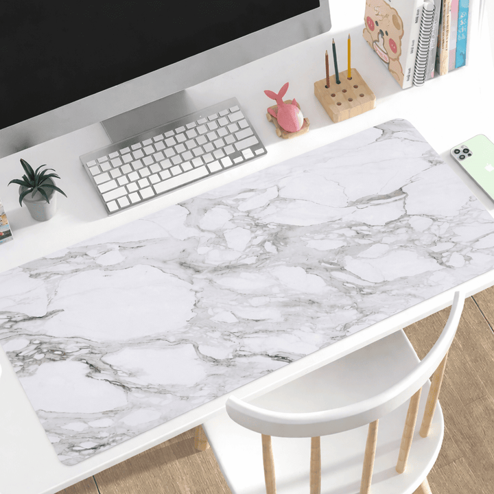 Tapis de souris bureau XXL blanc effet marbre utilisé sur un bureau avec clavier et ordinateur.