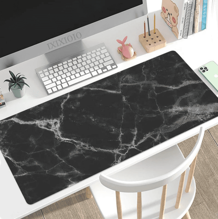 Tapis de souris bureau XXL noir effet marbre sur bureau avec clavier et souris.