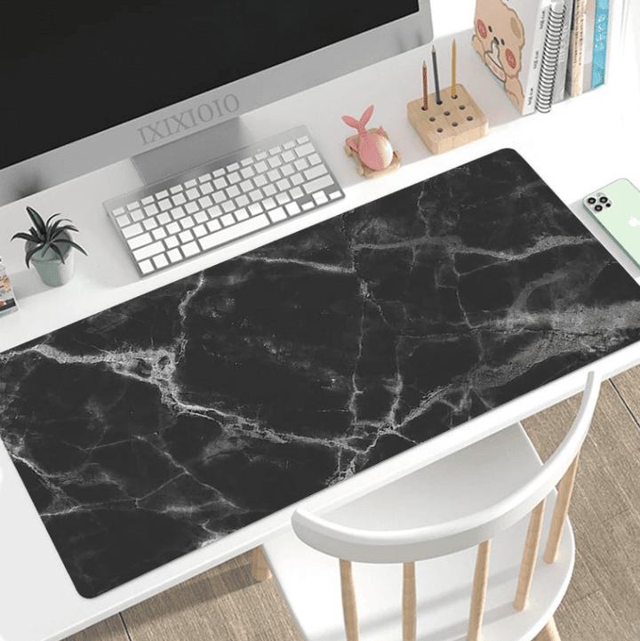 Tapis de souris bureau XXL noir effet marbre sur bureau avec clavier et souris.