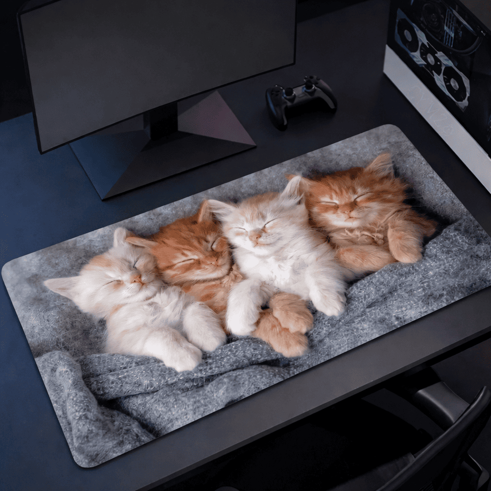 tapis souris chaton xxl sur bureau avec ordinateur