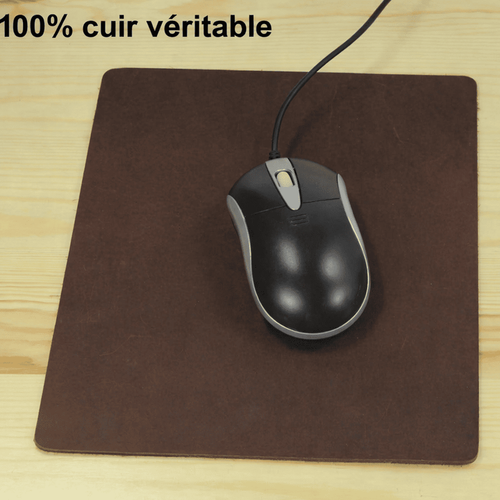 Tapis de souris cuir véritable marron avec souris noire posée dessus sur bureau en bois