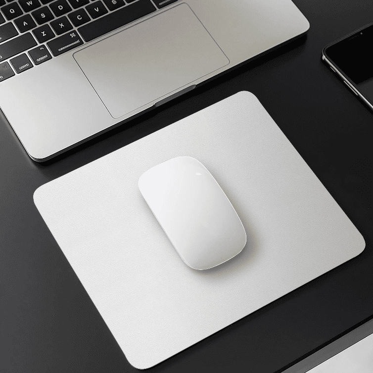 Tapis de souris cuir blanc moderne posé sur un bureau noir avec souris blanche et ordinateur portable