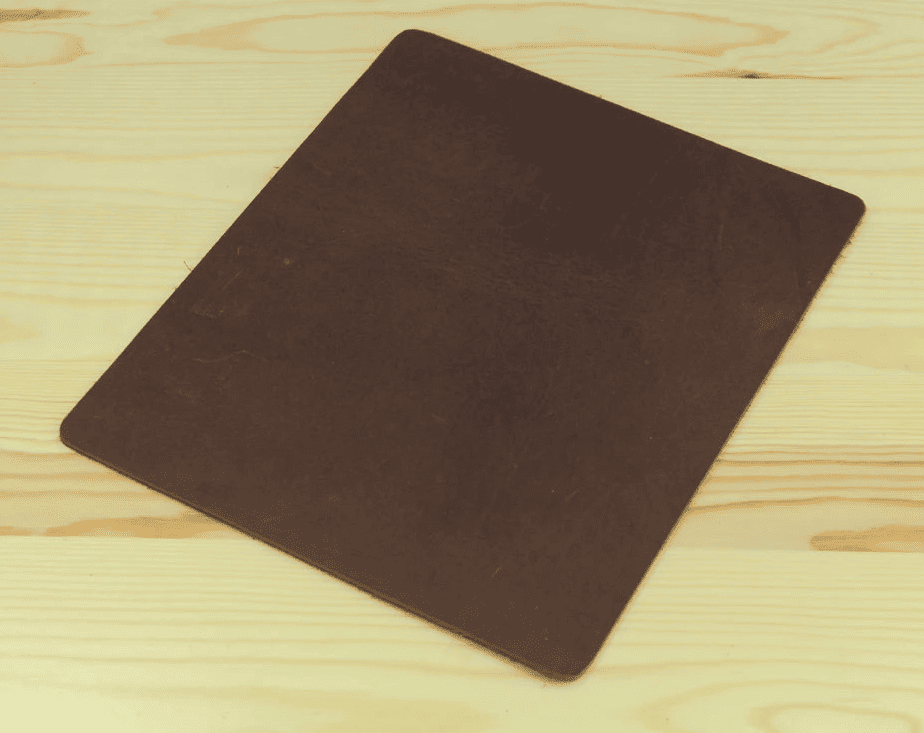 Tapis de souris cuir véritable marron posé sur un bureau en bois clair vue principale
