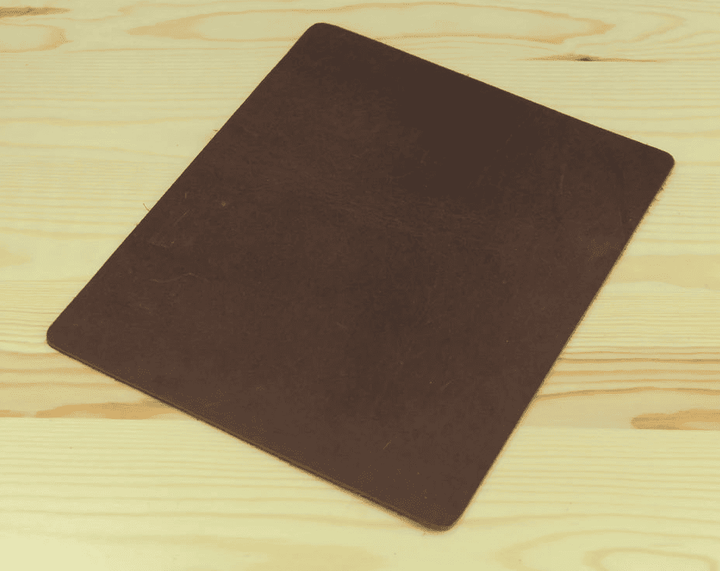 Tapis de souris cuir véritable marron posé sur un bureau en bois clair vue principale