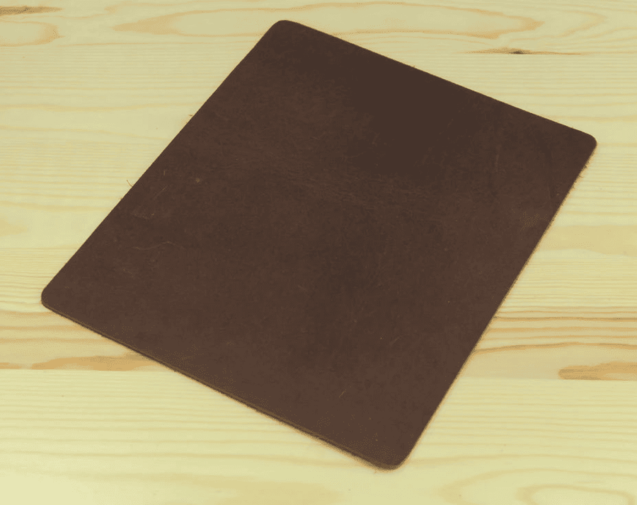 Tapis de souris cuir véritable marron posé sur un bureau en bois clair vue principale