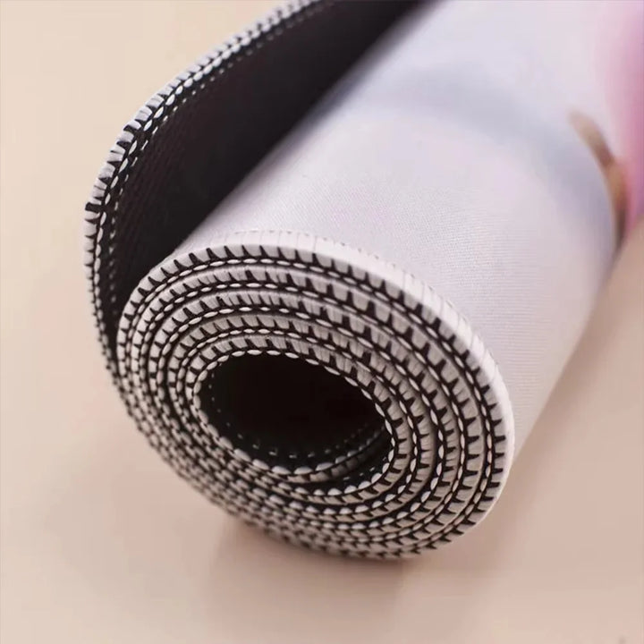 Tapis de souris japonais XXL roulé montrant son épaisseur de 2 mm et sa souplesse