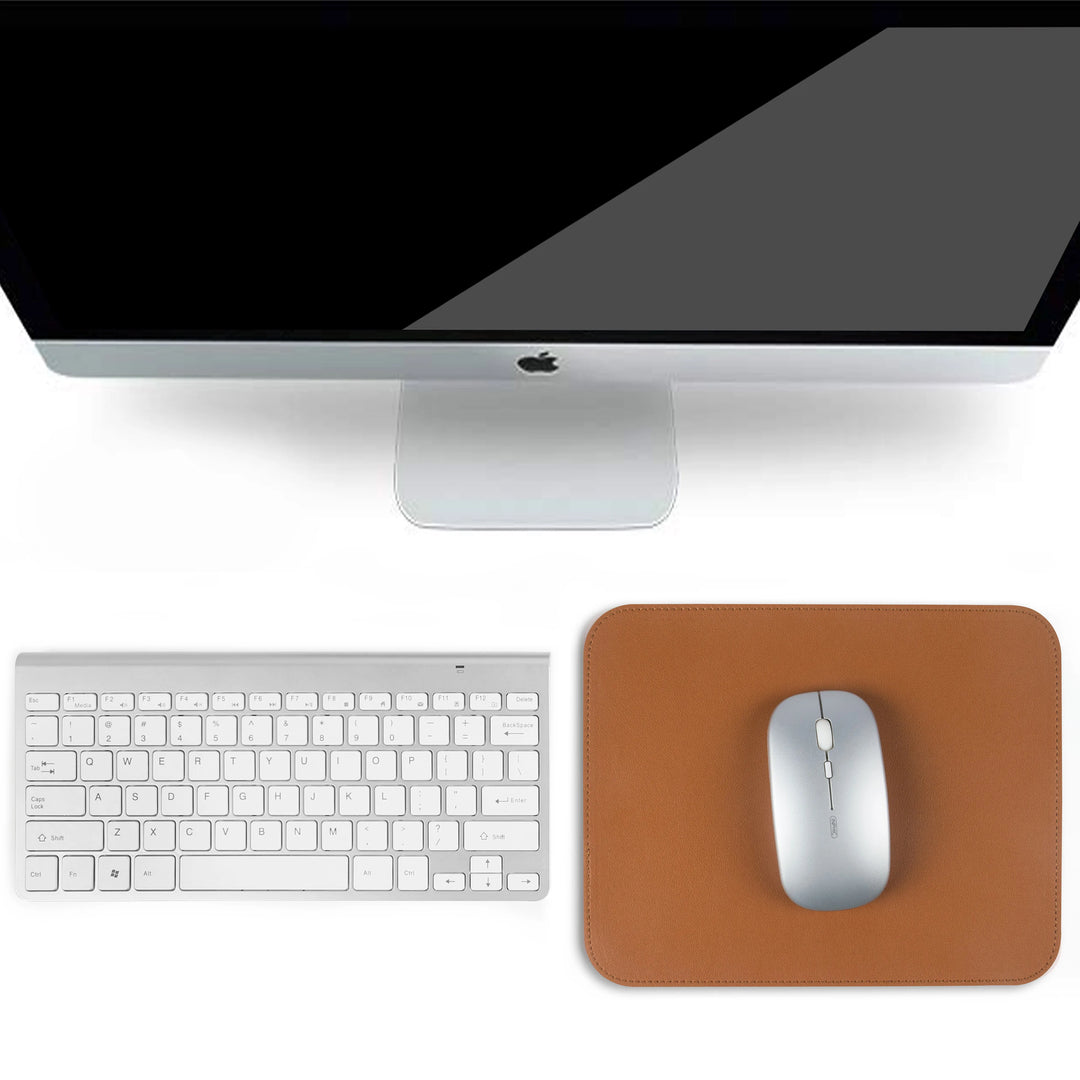 Tapis de souris cuir marron utilisé avec clavier et écran, surface large et élégante pour espace de travail organisé