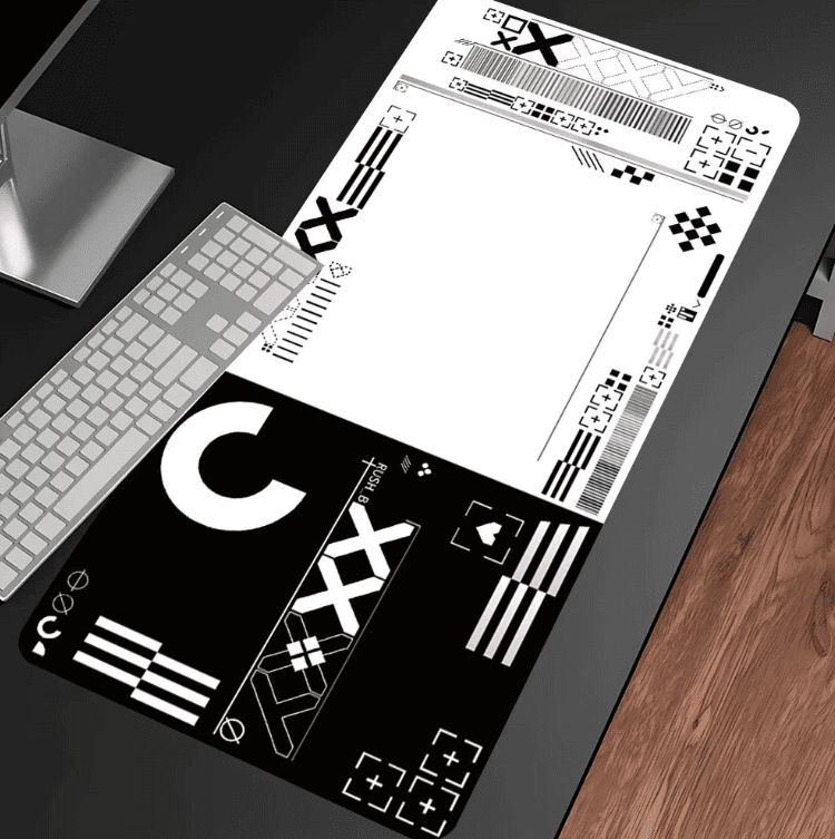 Tapis de souris noir et blanc grand format installé sur un bureau moderne avec clavier et souris