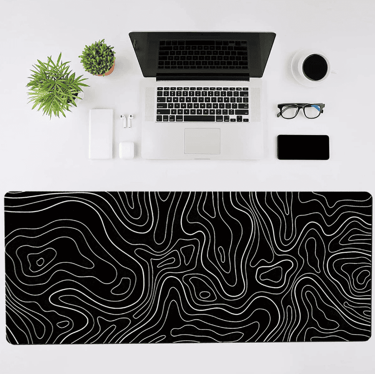 grand tapis de souris couvrant clavier et souris sur espace de travail