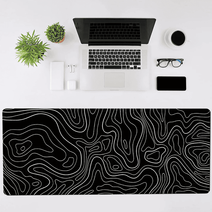 grand tapis de souris couvrant clavier et souris sur espace de travail