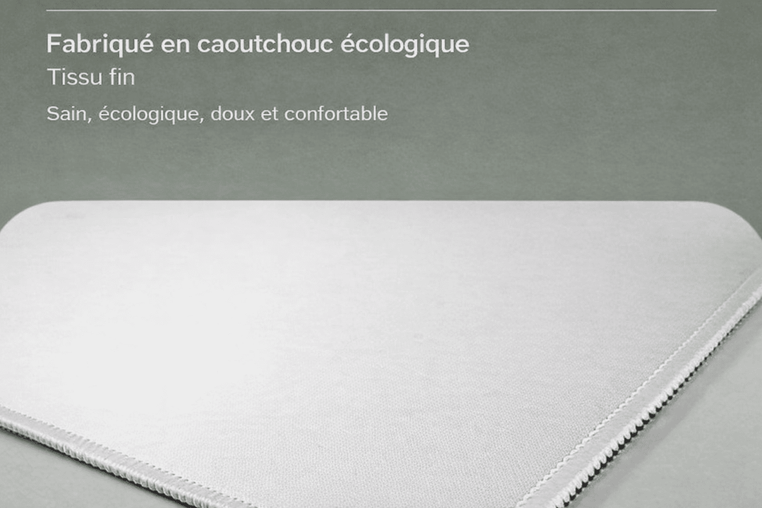 Surface en tissu lisse du tapis de souris bureau offrant une glisse fluide pour la souris.