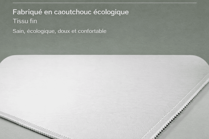 Surface en tissu lisse du tapis de souris bureau offrant une glisse fluide pour la souris.