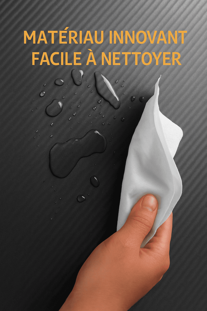 Gros plan sur un tapis de sport texturé avec des gouttes d’eau perlant à sa surface, une main essuie le tapis avec un chiffon blanc.