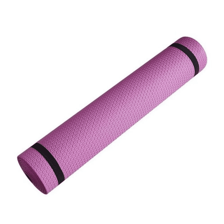 Tapis de sport enroulé de couleur rose foncé, finition alvéolée antidérapante, maintenu par deux sangles noires.