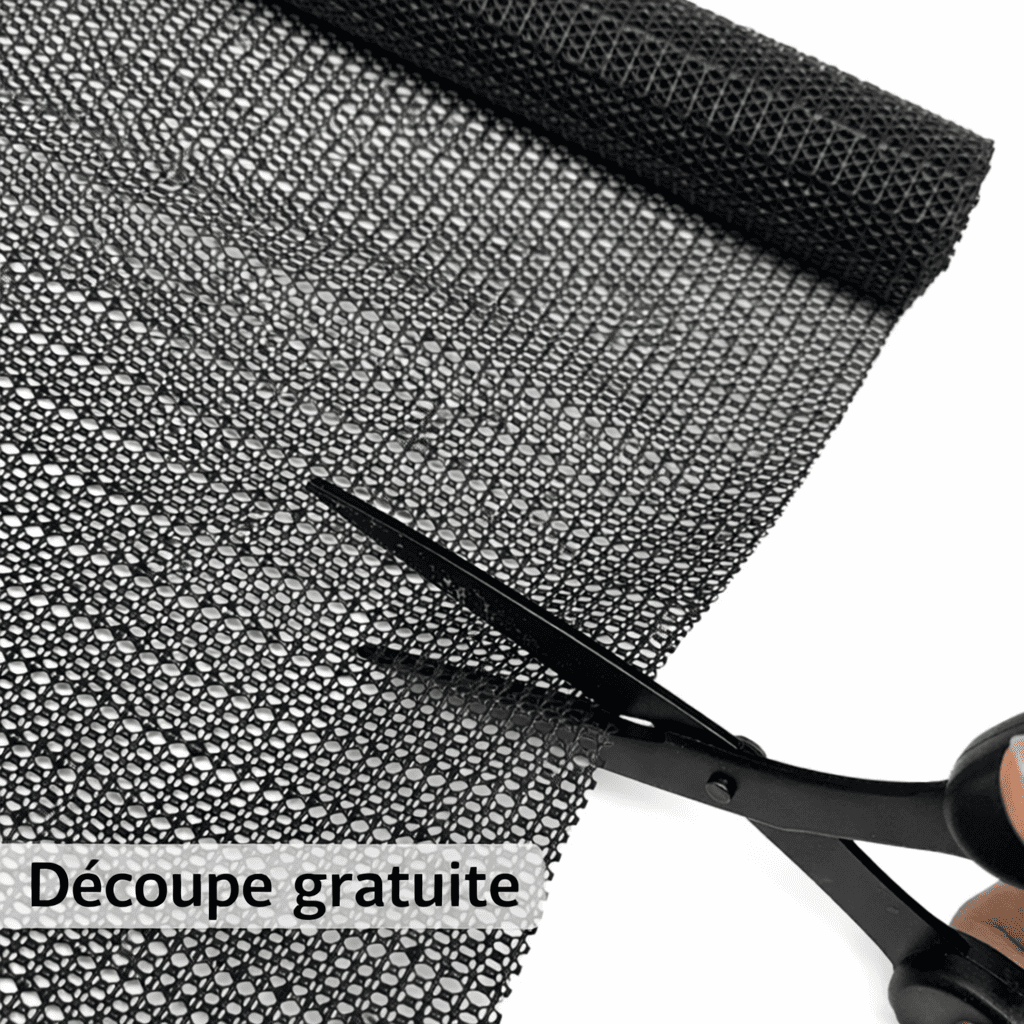 tapis voiture plastique découpable avec des ciseaux pour s’adapter parfaitement au coffre