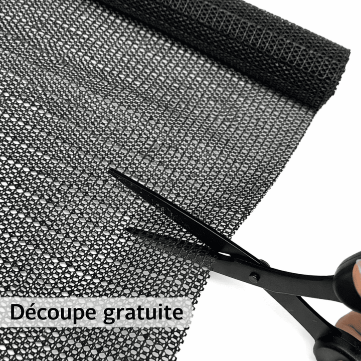 tapis voiture plastique découpable avec des ciseaux pour s’adapter parfaitement au coffre