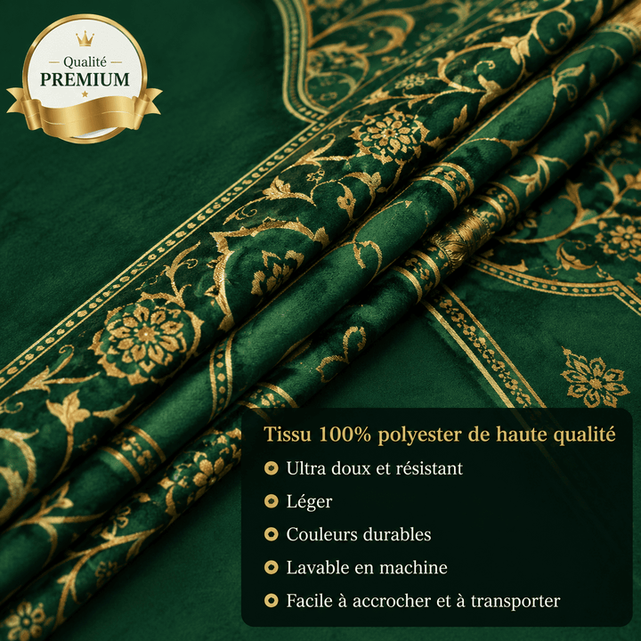 détail du tissu d’un tapis de prière vert montrant texture douce et motifs raffinés